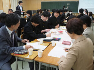 この日の参加議員は11人。各テーブルに分かれて生徒たちが決めた1つ目のテーマ「高齢者の免許返納と交通手段の確保」についての話し合いを真剣に行っていました