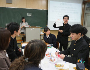 各グループを代表しての発表がそれぞれ行い、「移動式スーパー・病院」や「無人バス」の提案も