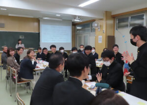 「高齢者の免許返納と交通手段の確保」と「男性の育児休業取得率向上」についての活発な意見交換が行われた