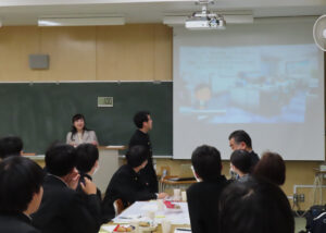 2つ目のテーマは「男性の育児休業取得率向上」。翠嵐高校は男性が多い比率での出席だったこともあり、「当事者目線」での意見交換や発表が行われていました