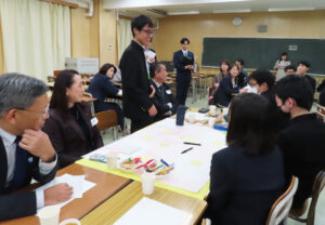 横浜市会副議長で「こども議連」副会長の尾崎太市議(最左)も真剣に議論に聞き入っていました