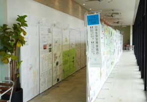 アピタテラス横浜綱島（1階）綱島街道沿いにあるサンストリートで行われた「小学生学習発表展示」の様子（2025年開催時）