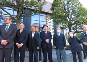 リニューアルの費用を負担した綱島商店街の中森伸明会長（最左）や税に関する団体のメンバーも笑顔に