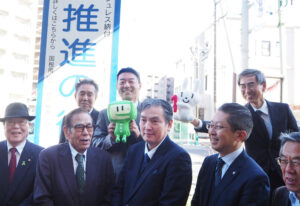 2004（平成16）年に霞ヶ関（東京都千代田区）で誕生したという、e-Tax（イータックス）に由来して名付けられたキャラクター「イータ君」や、 2014（同26）年に名称決定したというマイナンバーのマスコットキャラクター「マイナちゃん」のぬいぐるみも「記念式典」を盛り上げていた