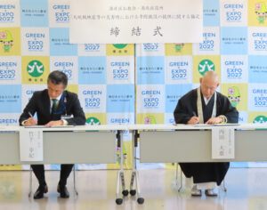 緊張した面持ちで締結式に臨む内田さんと竹下港北区長（左）。避難所や駐車場、また発災時に必要と認められるものを被災状況により可能な範囲で協力するという内容となっている