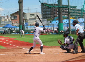 日大高校第2グラウンド(日吉6)は「日吉自動車学校」の隣、東急バス92系統「日大グランド前」からすぐの場所にある(過去開催時)