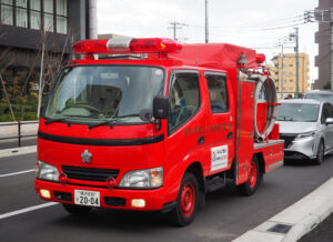 綱島消防団が消防車両を用いてのアナウンスによる「防火」の呼び掛けも継続して、また力強く行っていた（3月7日16時頃、綱島東1丁目の新綱島駅付近）