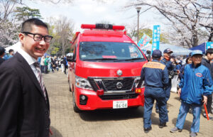 来賓として招かれた長谷部署長も笑顔で消防団員を激励（3月28日）