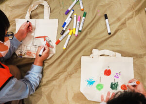 買い物で使用した「エコバッグ」の絵付け体験も実施。この日の大切な記念品となった