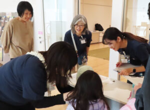 集合場所の港北区民文化センター「ミズキーホール」のギャラリーに子どもたちが来場