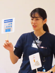 「あすいく」の担当者が「銀行」が出来た経緯について説明。「銀行」がお金の大切さについてアドバイスすることもあると子どもたちに伝えていた