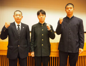 武相高校マネージャーの赤嶺瑳矢斗（さやと）君も交えて。いずれも地元球場からのスタートとなる。港北区の私立強豪校らしいプレーが楽しみな春となりそう