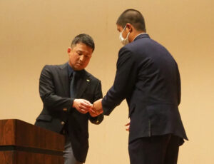 日大高校は3年生で内野手の飯塚心汰（しんた）君が「くじ運」の良さからくじ引き担当を任されたという