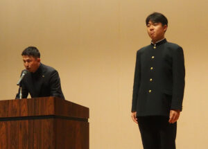 慶應高校は昨年秋の抽選会に続き主務（マネージャー代表）の谷明憲（あきのり）君が抽選会に臨んだ。今年のチームスローガンも「KEIO日本一」、「恩返しと常識を覆す」がチーム目標。豊富な投手陣、打撃と走塁を絡めた「次の1点を取りに行く」野球を目指している。部員数は64人。「全国優勝以降、もう1回、自分たちが、もっと一生懸命、一戦一戦必死にやるというところを大切にしていきたい」との想いを語っていた