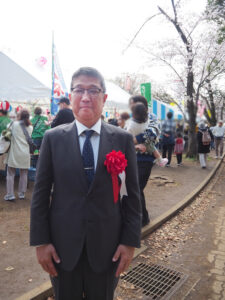 第45代署長として港北警察署に着任した橋谷田裕樹さん。「綱島公園桜まつり」の開会式でステージに登壇、激増している特殊詐欺への注意喚起を行った(3月28日)