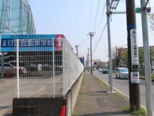 日吉自動車学校や北綱島ポンプ場にも近いバス通りの交差点(日吉7)は「3.1m」で日吉地区の最深浸水想定地点となっている(2026年3月)