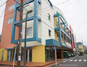 大曽根地区の最深浸水想定地点は鶴見川河川敷に位置するコヤマドライビングスクール横浜校(大曽根2)の「3,7m」。最大の被害想定で2階に届くか到達するほどの場所に「青テープ」を巻き付け注意喚起を行う