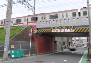 大曽根地区の最も低い浸水想定地点は大曽根1丁目の東急東横線の高架橋を挟(はさ)んだ2つの電信柱に掲出。線路沿いに掲出されているものを確認すると鶴見川から離れるに従(したが)って水位が下がり、この両地点では「1.2m」との水深となる見込み