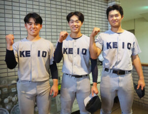 主将の徳留君、湯本君、渡辺君(左より)。次戦の勝利を誓ってガッツポーズ