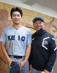 慶應義塾幼稚舎出身の渡辺君を5・6年生時代のクラブ活動で指導した森林監督も、大きく成長した渡辺君の活躍、そして良好な雰囲気の中、チームが一丸となり勝利を得られたことを喜ぶ