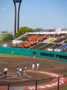法政二高はブラスバンド演奏ありの応援団が駆け付け、六大学野球の試合を連想させるかの盛り上がりを見せていた