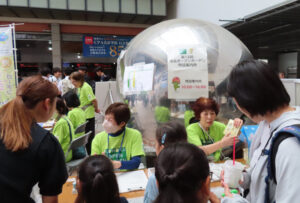 日吉駅前（写真）ほか2カ所に設置される「特設案内所」。2025年開催時も多くの来訪者で賑わっていた