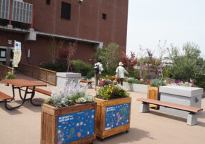 港北区役所屋上庭園には港北区と新横浜町内会、新横浜エリアで地域緑化活動を行う「新横浜ストリートマネジメント委員会」が製作した「開催1000日前イベント」でお披露目を行った花壇も登場していた（2025年4月開催時）