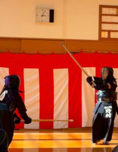 警察署内の道場で剣道に親しめる貴重な機会。神奈川県警主催の少年剣道大会に参加が可能、全日本に出場しているトップ選手の剣道を近くで見る機会もあるとのこと(港北少年剣道クラブ提供)