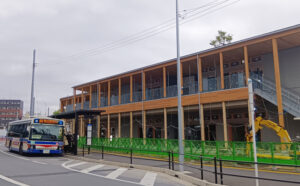 仮囲いが外された「シンツナ・コミンカ・プロジェクト(仮称)」として開業予定の木造2階建ての商業施設(南棟)(4月1日)