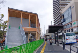 新綱島駅北側(日吉側)から撮影した南棟。工事は着々と進展、秋の開業までの情報発信を楽しみにしたい(4月1日)